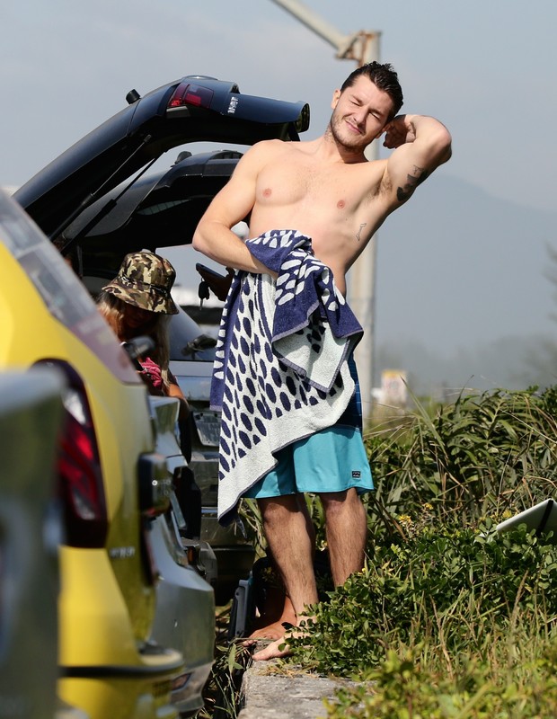 Klebber Toledo usa toalha para se secar antes de entrar no carro (Foto: Dilson Silva / AgNews)