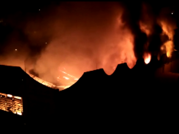 Barracão pega fogo e assusta moradores em Águas de Lindóia (Foto: Reprodução/EPTV)