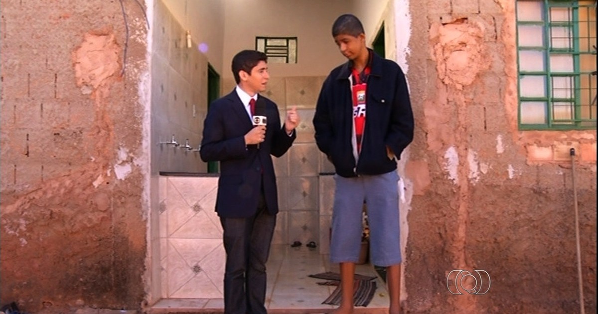 Esse menino tem 10 anos e tem quase 2 metros olha a diferença de altur