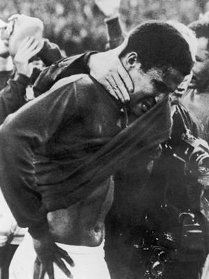 Eusébio chora após derrota na semifinal da Copa de 1966 (Foto: Getty Images)