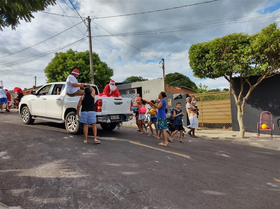 Distribuição dos brinquedos foi feita em comemoração ao Natal — Foto: Stephanie Fonseca/g1