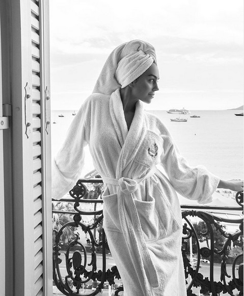 A modelo argentina Georgina Rodríguez, namorada do jogador de futebol Cristiano Ronaldo, na varanda do hotel dela no Festival de Cannes (Foto: Instagram)