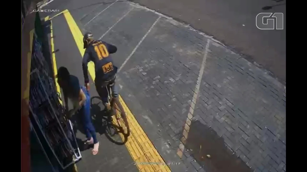 Mulher arremessa chinelo em ciclista após ser furtada, em Foz do Iguaçu