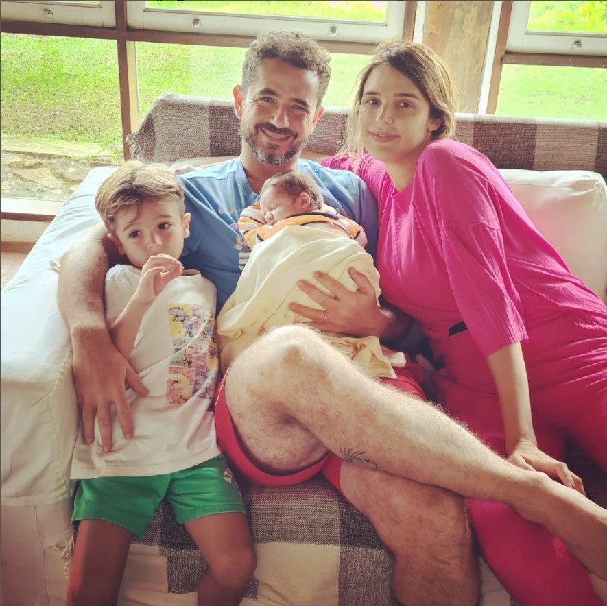 Felipe Andreoli e Rafa Brites posam com os filhos Rocco e Leon (Foto: Reprodução/Instagram)