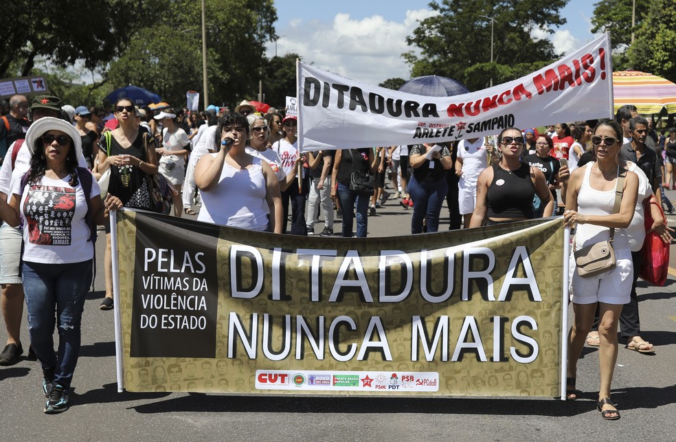 Manifestantes protestam contra a ditadura militar em Brasília — Foto: Sergio Lima/G1