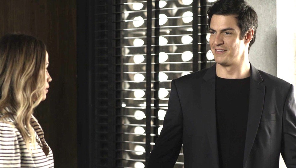 Eric entra na sala de Malagueta e flagra conversa comprometedora (Foto: TV Globo)