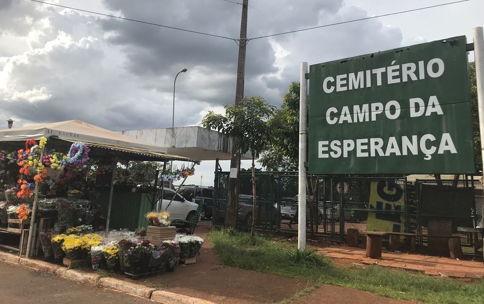 Entrada do cemitério Campo da esperança, na Asa Sul, em Brasília — Foto: Marília Marques/G1