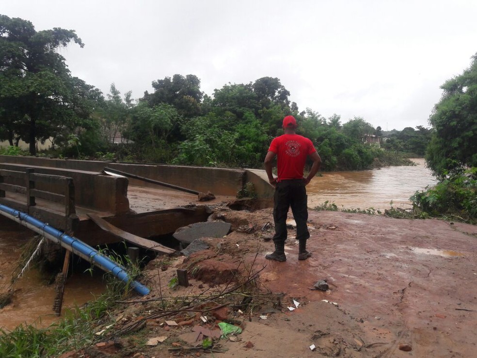 Córrego transbordou e água invadiu casas (Foto: Defesa Civil/ Divulgação)