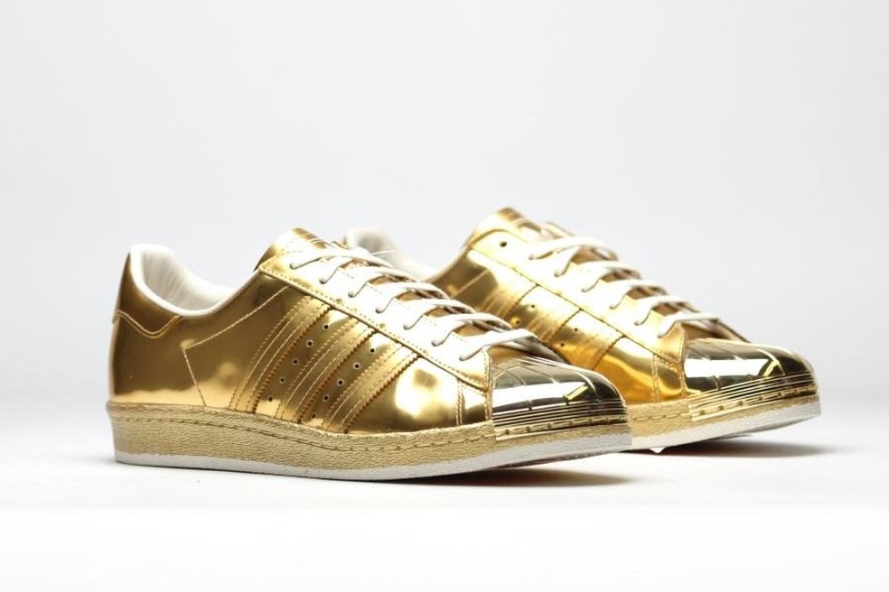 mushroom Pig Proportional Adidas Originals lança versão dourada do tênis Superstar 80s | Moda | vogue