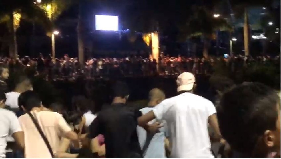 Imagem mostra momento em que calçada cedeu em Joinville — Foto: Reprodução/NSC TV