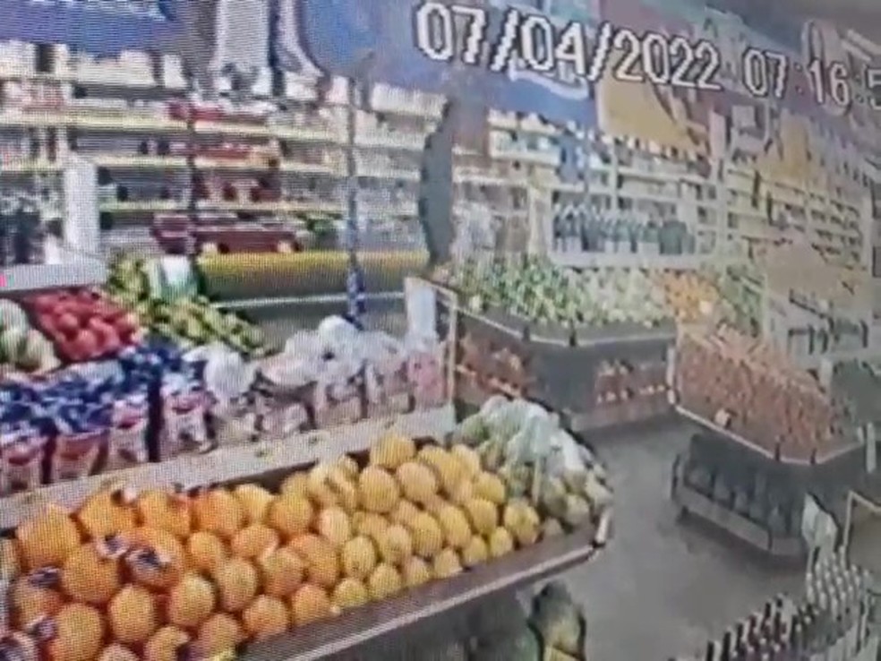 Cliente colocava peças de carne embaixo da camiseta — Foto: Reprodução