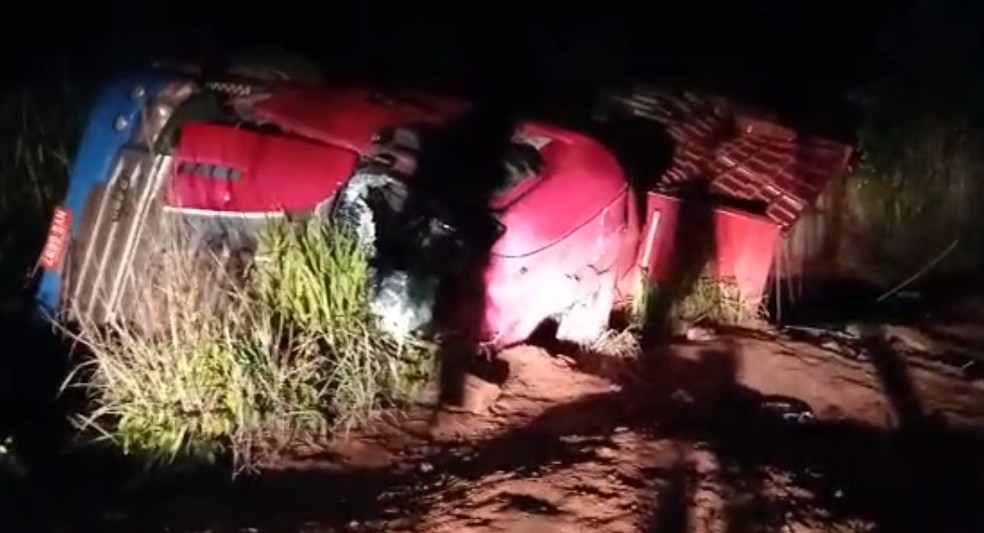 A noite o caminhão seguia no local do acidente após o saque — Foto: Divulgação/Gilvan Noleto