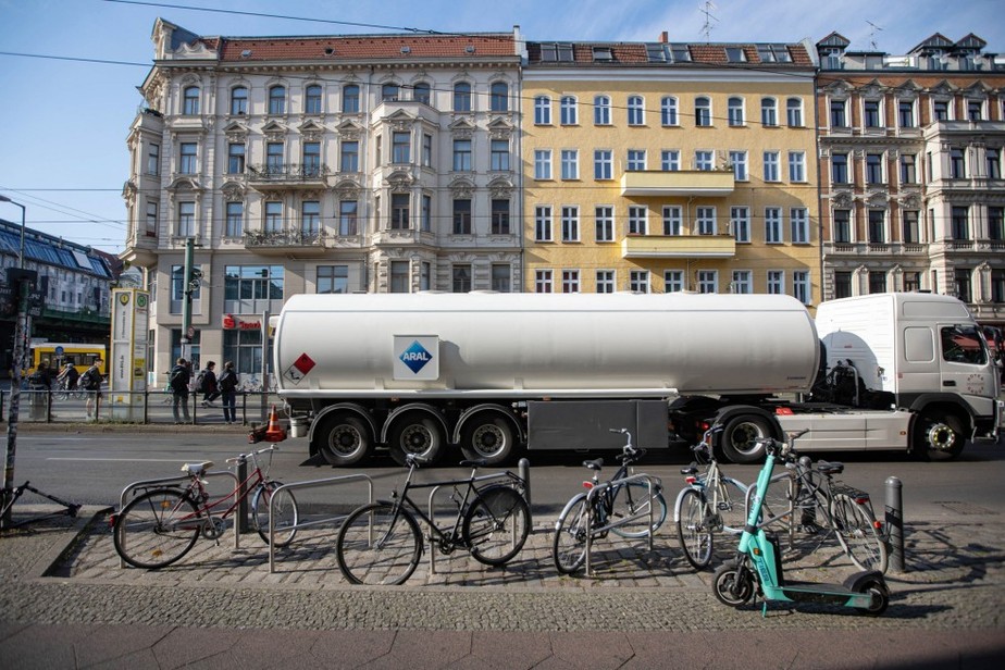 Um caminhão-tanque da empresa alemã Aral AG fem Berlim; o diesel é usado em caminhões e em 40% dos carros da UE, que historicamente o importa da Rússia