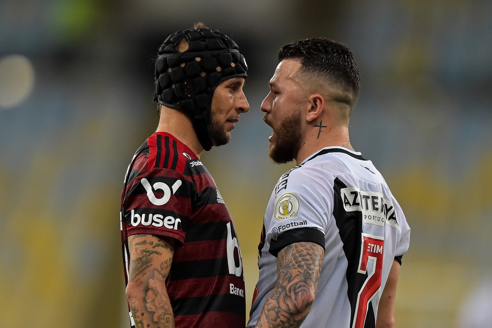 Rafinha e Rossi se encaram durante Vasco X Flamengo — Foto: THIAGO RIBEIRO/AGIF/ESTADÃO CONTEÚDO