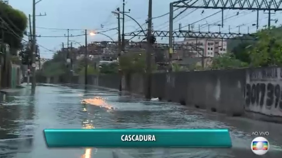 Cascadura tem bolsão d'água junto à linha férrea (Foto: Reprodução / TV Globo)