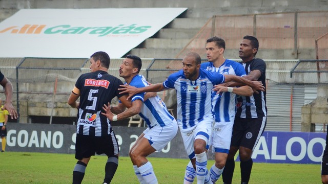 Alecsandro disputa jogada com a defesa do ASA