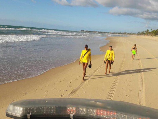 Na manhã desta sexta, salva-vidas seguiam em busca do turista (Foto: SMDS Ipojuca/Divulgação)