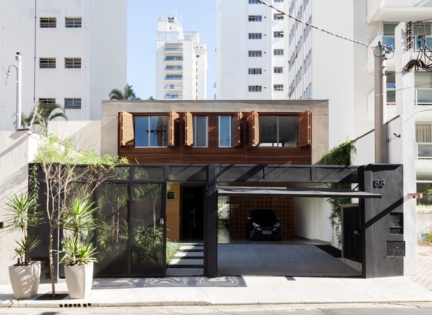 A Casa Jardins é projeto com referências modernistas, pelo concreto, planta livre e elementos vazados (Foto: Divulgação)
