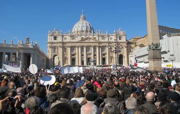 Fiéis durante a última audiência papal, nesta quarta-feira (27), na Praça de São Pedro, no Vaticano (Foto: Juliana Cardilli/G1)