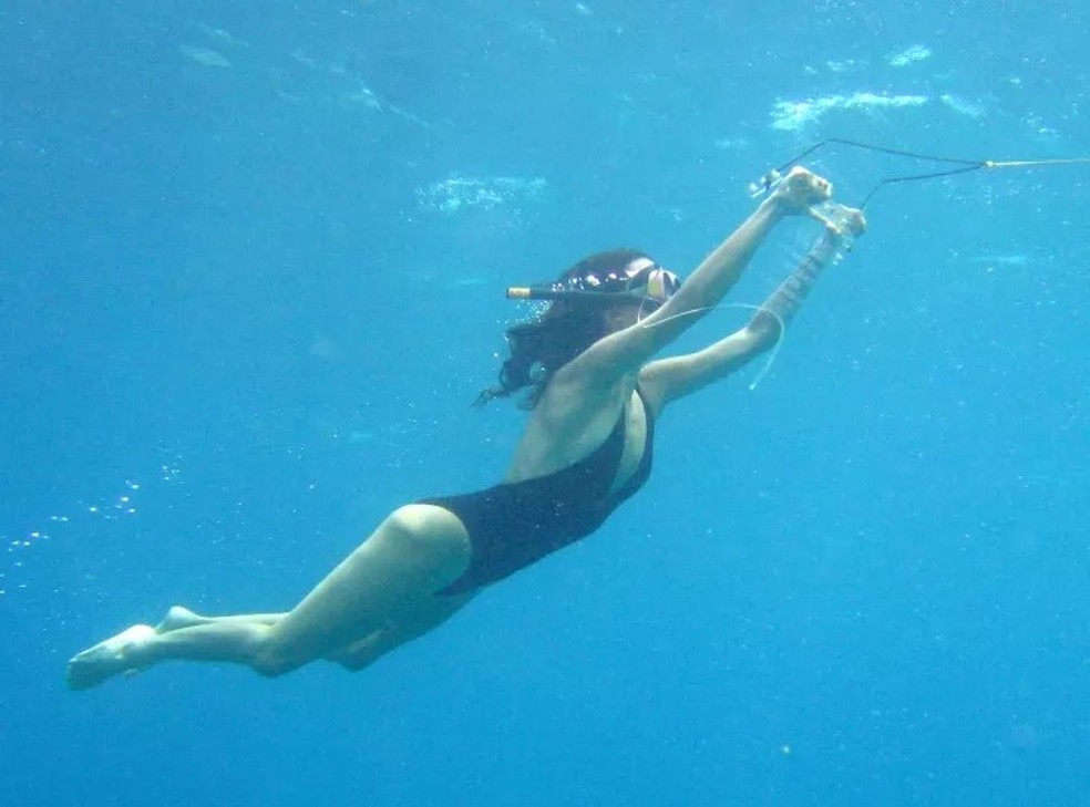 O "Plana Sub" é um esporte em que a pessoa usa uma prancha para mergulhar e é puxada por  uma embarcação, em Noronha  — Foto: Leo Veras/Divulgação