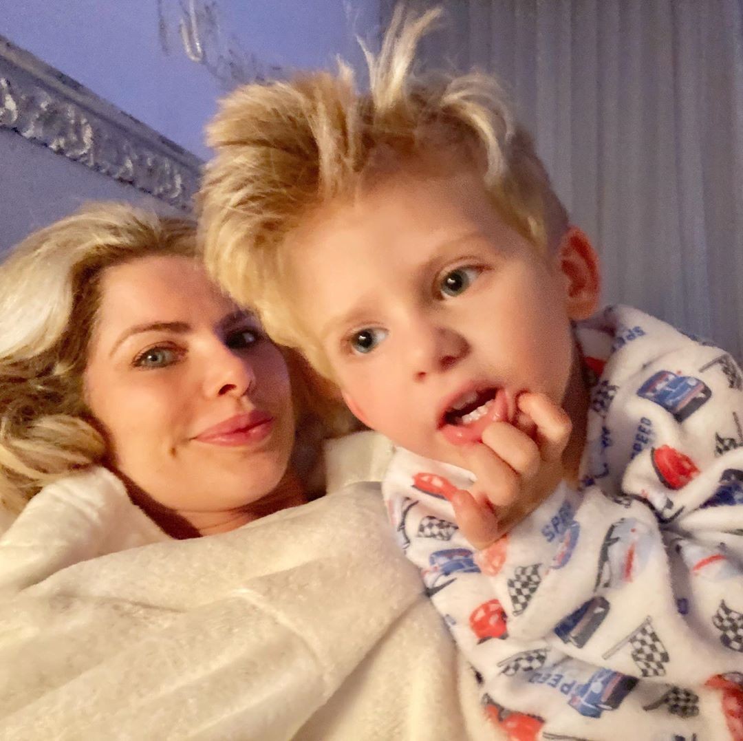 Karina Bacchi e seu filho Enrico prontos para dormir (Foto: Reprodução/Instagram)