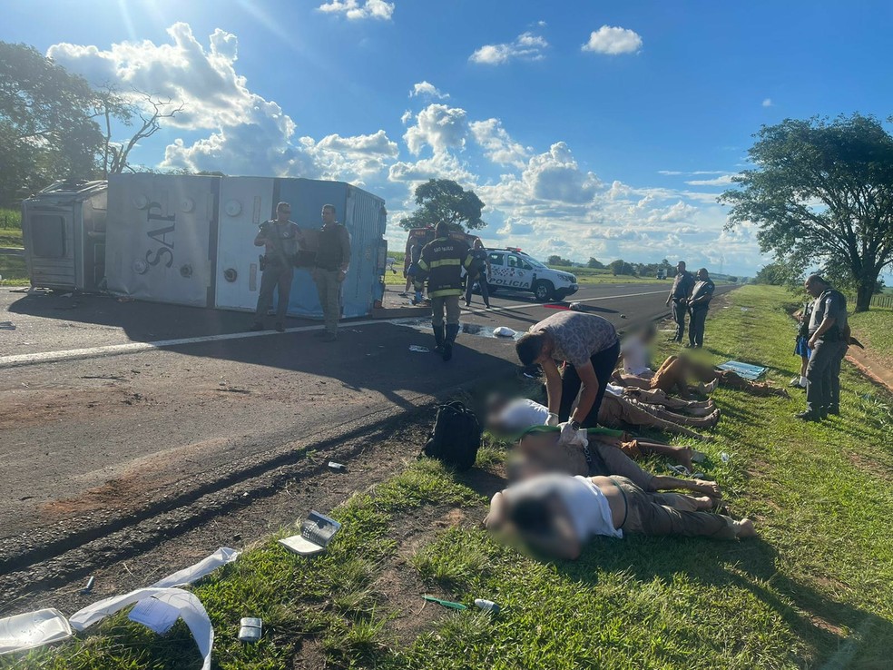 Veículo de transporte de presos capota e um funcionário morre em rodovia em Promissão, SP — Foto: Sifuspesp/Divulgação