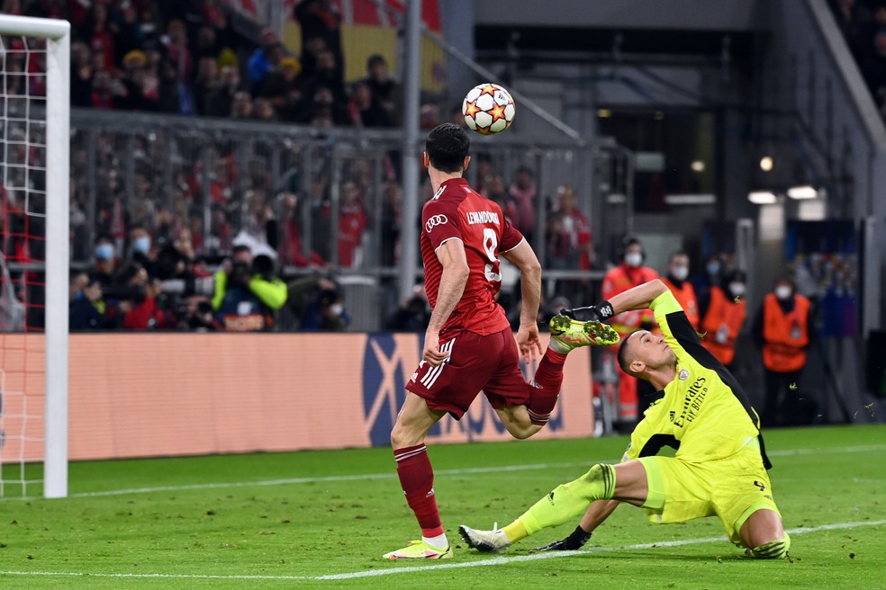 Lewandowski marca o quarto gol do Bayern sobre o Benfica, na Champions League — Foto: Getty Images