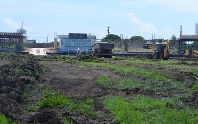 Remoção do gramado do Colosso do Tapajós (Foto: Michael Douglas/GloboEsporte.com)