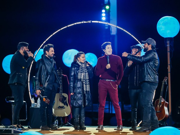 Luan Santana divide palco com Diego e Victor Hugo, Maiara, e Fernando e Sorocaba (Foto: Manuela Scarpa/Brazil News)