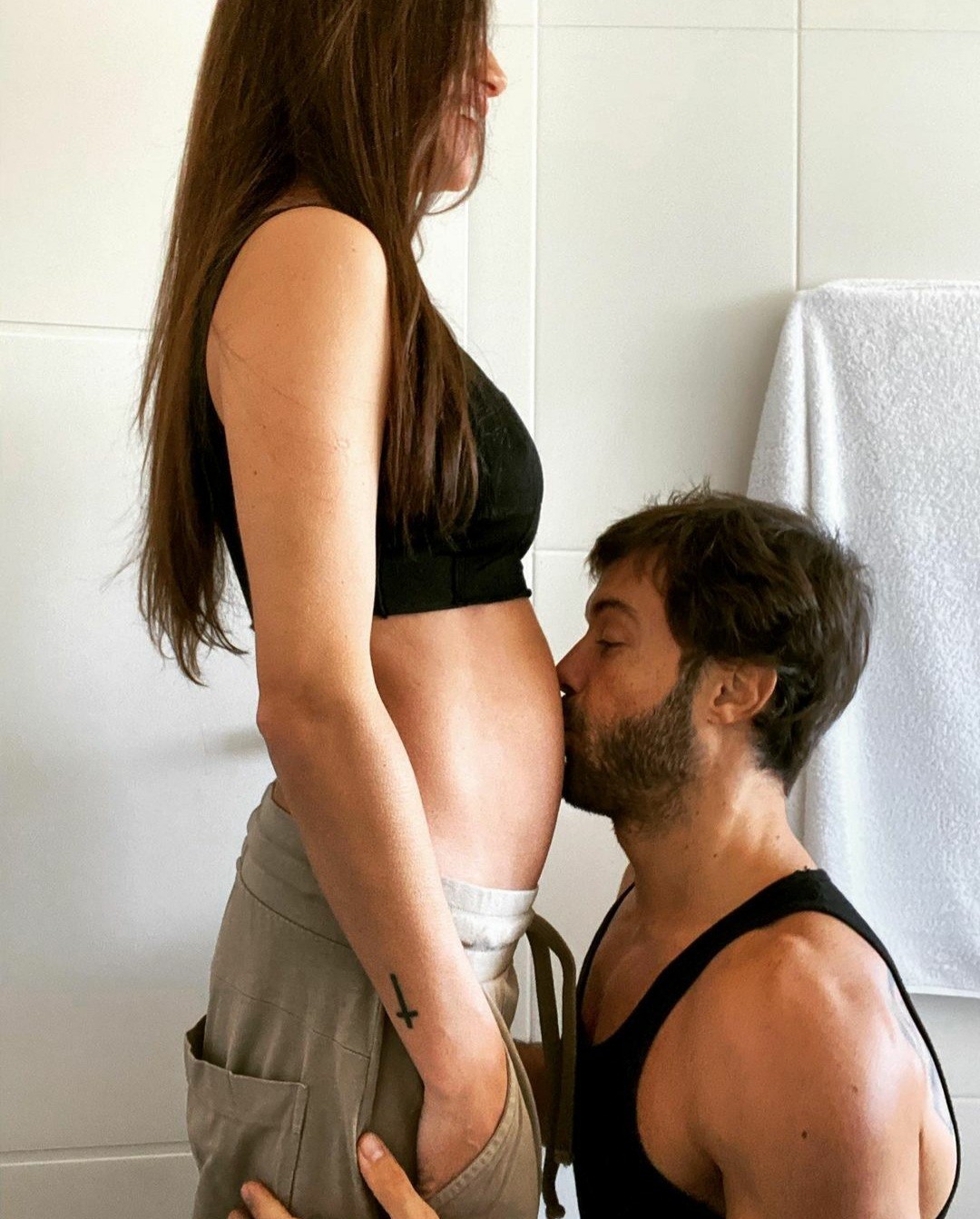 Kayky Brito beijou a barriga de Tamara Dalcanale (Foto: Reprodução / Instagram )