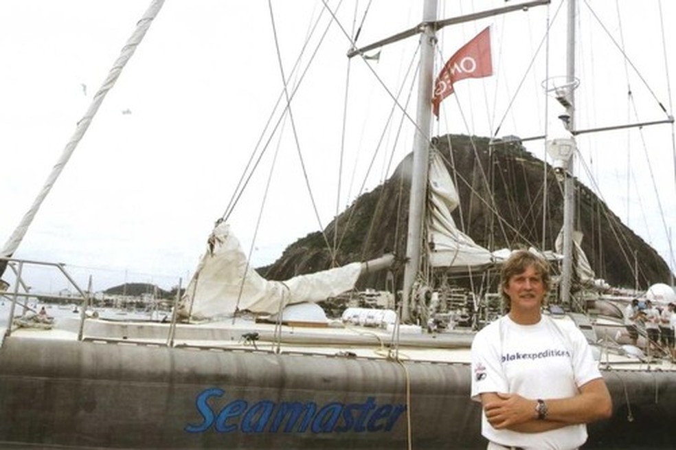 Velejador Peter Blake em frente ao barco Seamaster, durante expedição no Brasil (Foto: Reprodução/TV Liberal)