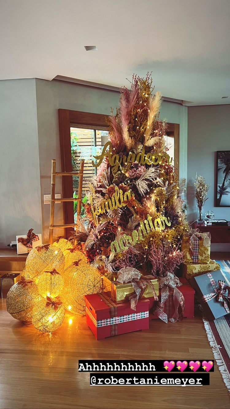 Juliana Paes mostra árvore de natal (Foto: Reprodução/Instagram)