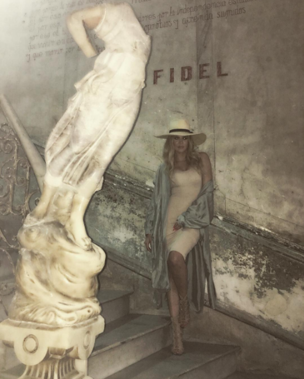 A foto polêmica publicada por Khloe Kardashian próxima a monumento em homenagem a Fidel Castro (Foto: Instagram)