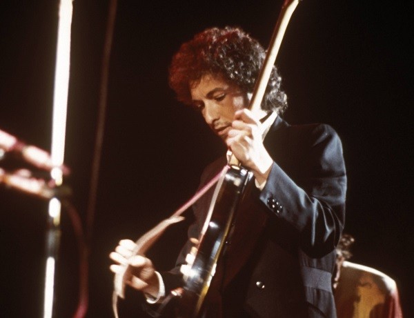 O músico Bob Dylan em show no ano de 1973 (Foto: Getty Images)