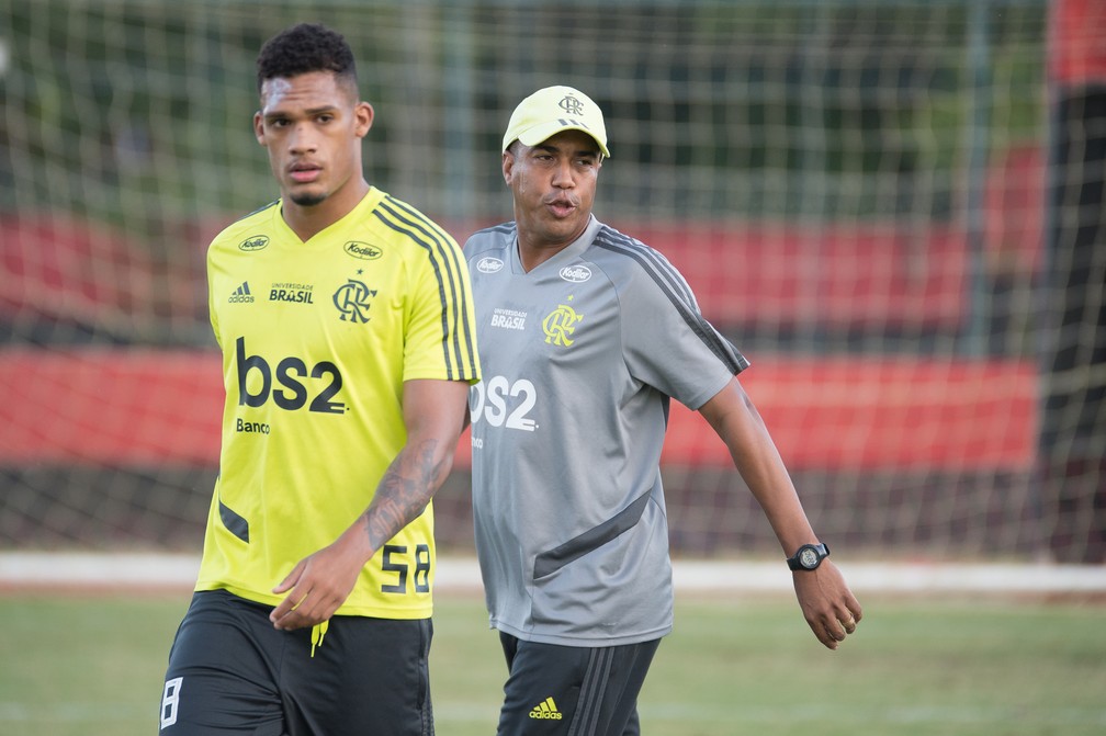"Fera" passa pelo zagueiro Rafael Santos, que foi inscrito na Libertadores, mas só fez um jogo no ano — Foto: Alexandre Vidal / Flamengo