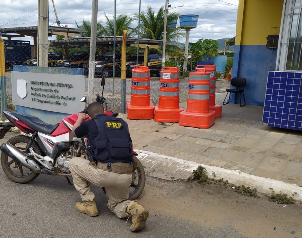 Moto apreendida em Serra Talhada — Foto: Polícia Rodoviária Federal/Divulgação