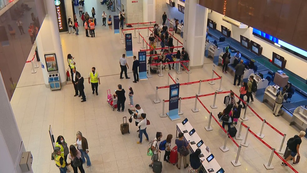 Pilotos e comissários iniciam paralisação nacional. Voos foram suspensos até 8h desta segunda-feira (19) no Aeroporto Santos Dumont — Foto: Reprodução/ TV Globo