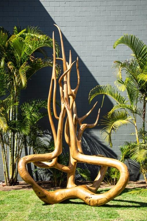 Escultura Awapé (426 x 230 x 184 cm), feita de madeira pequi, no jardim da Galeria Hugo França (Foto: Divulgação)