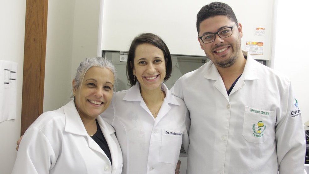 Antônia Franco (à esq.) diz que grupo busca por parceiros que tenham interesse em produzir creme em escala industrial  (Foto: Luciete Pedrosa/Ascom Inpa)