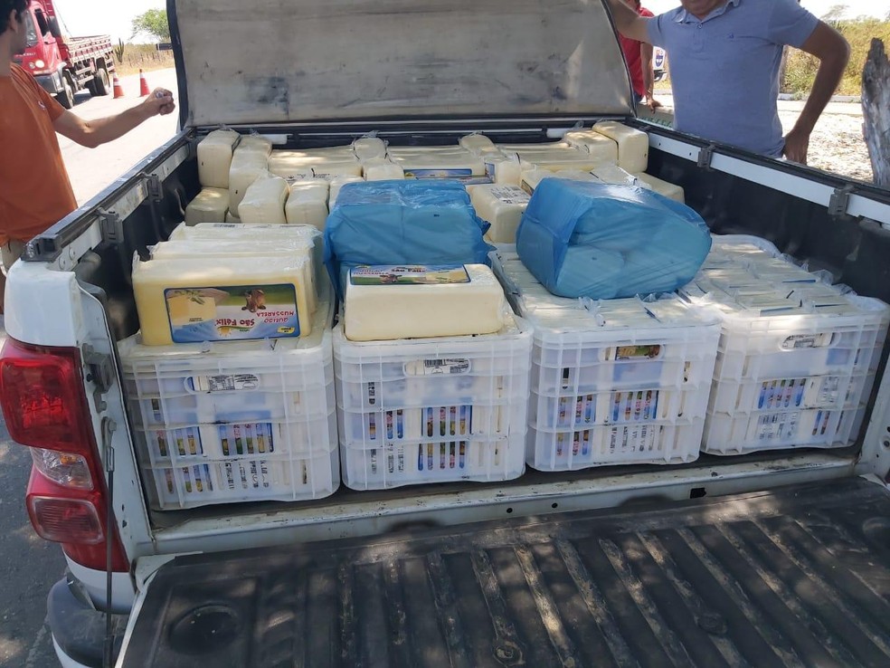 Queijo coalho estava sendo transportado sem documentação — Foto: BPRv