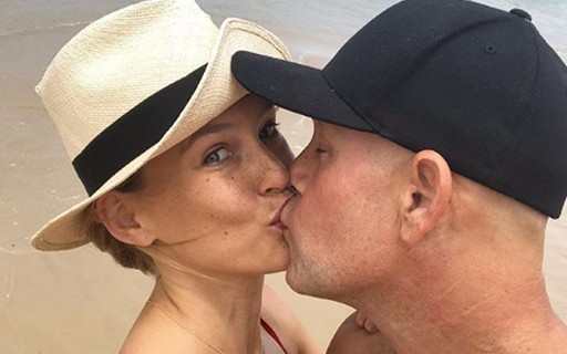 Bar Refaeli troca beijos com marido bilionário em praia