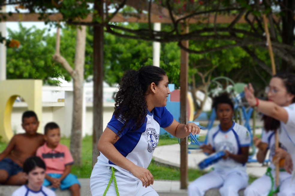 A estudante Graziela da Silva, 17 anos, se encontrou na capoeira, mas ainda precisa lidar com o preconceito de quem desconhece a prática — Foto: Eloyna Alves/G1