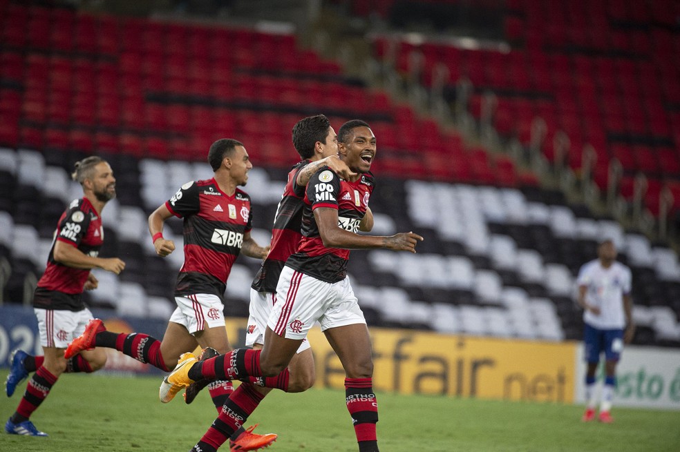 Vitinho celebra gol que selou a vitória do Flamengo sobre o Bahia — Foto: Alexandre Vidal / Flamengo