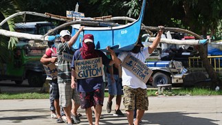 Pescadores filipinos protestam em Manila contra assédio que dizem sofrer de embarcações chinesas que os impedem de entrar em águas de pesca privilegiadas no Scarborough Shoal do Mar do Sul da China, reivindicado por ambos os países.  — Foto: Ted ALJIBE / AFP