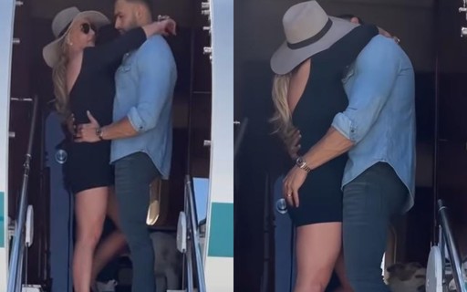 Britney Spears ganha mão boba do marido ao embarcar em jatinho