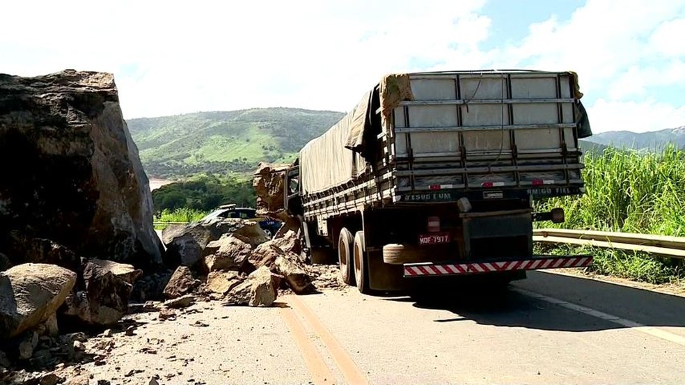 Acidente com caminhão na BR-259, no ES (Foto: Wando Fagundes/TV Gazeta)