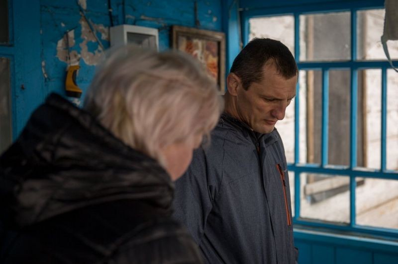 O irmão de Sasha Vyacheslav e sua esposa, na casa de Sasha e Nikita na aldeia (Foto: BBC News)