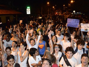 Protesto percorreu as principais vias de Ilhabela nesta quinta-feira (20). (Foto: Thereza Felipelli/Imprensa Livre)