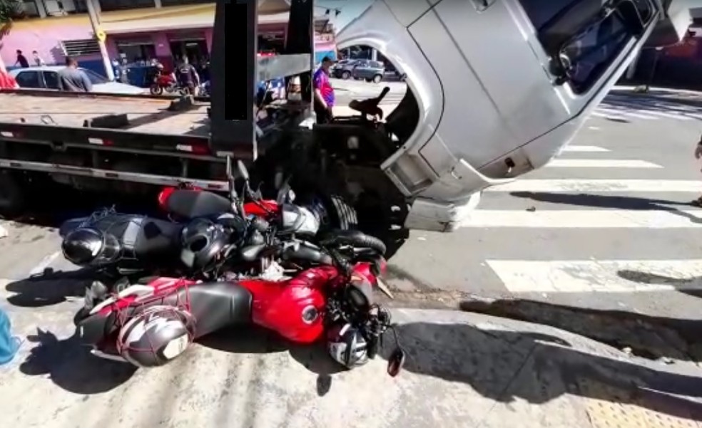 Motorista de caminhão morre após acidente com três veículos no bairro Vila Sônia em Piracicaba  — Foto: Edijan Del Santo/EPTV 