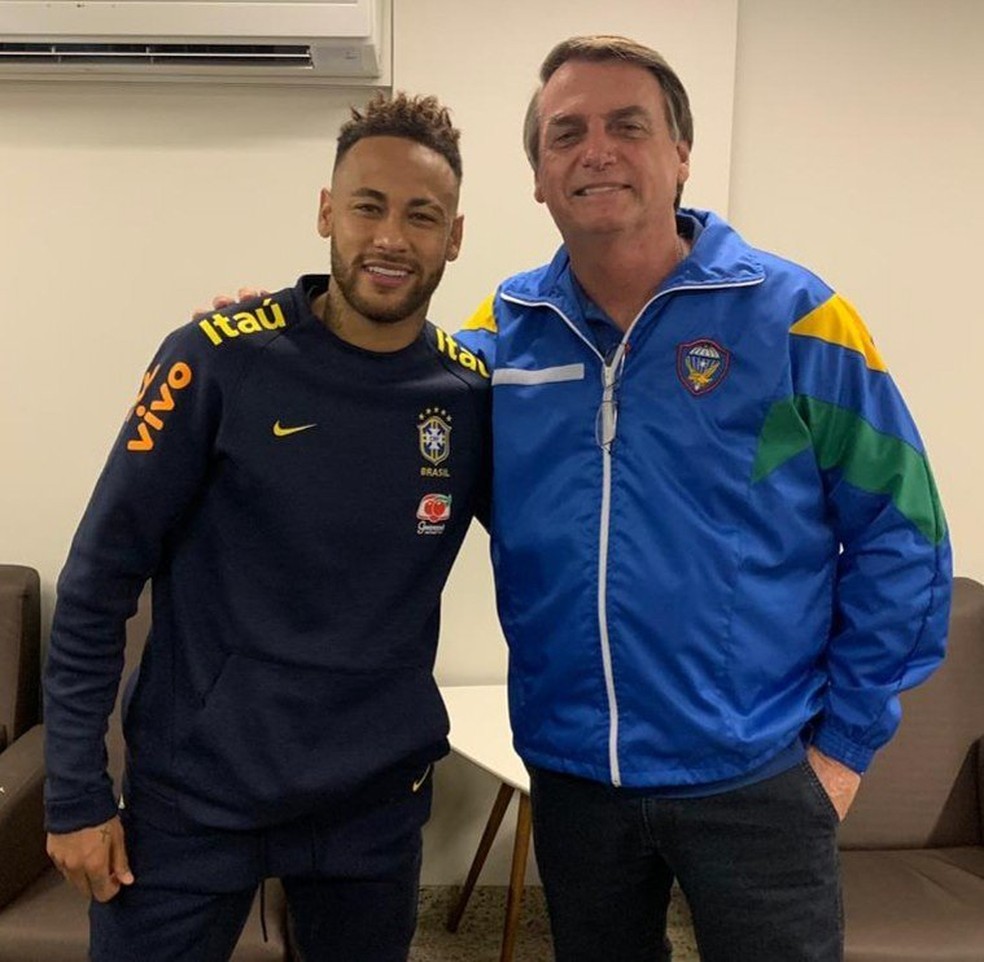 Neymar e o presidente Jair Bolsonaro em hospital de BrasÃ­lia â€” Foto: ReproduÃ§Ã£o/Twitter Oficial Jair Bolsonaro